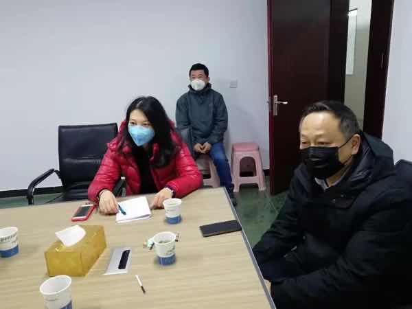 圖為袁媛外地指導(dǎo)企業(yè)申報工作場景