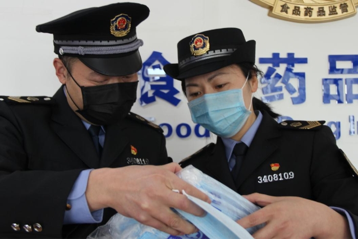 執(zhí)法人員在查驗(yàn)假冒醫(yī)用口罩 孫斌園 攝