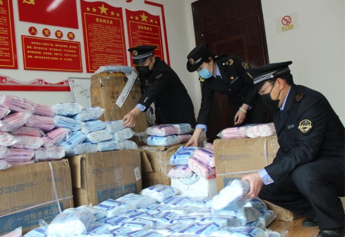 執(zhí)法人員在清點(diǎn)查扣的假冒醫(yī)用口罩 孫斌園攝