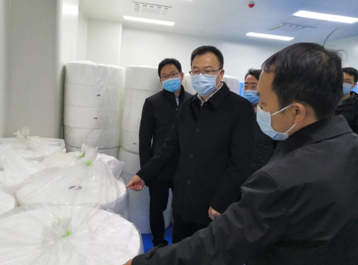 山西省藥監(jiān)局黨組書記、局長贠亞明（左二）帶隊指導(dǎo)幫扶企業(yè)