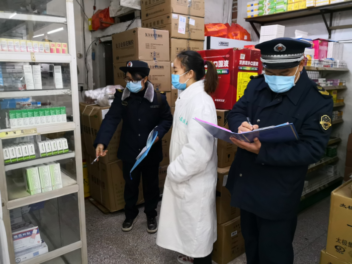 柳州市市場(chǎng)監(jiān)督管理局執(zhí)法人員對(duì)口罩、消毒用品等疫情防控物質(zhì)庫(kù)存情況進(jìn)行摸排