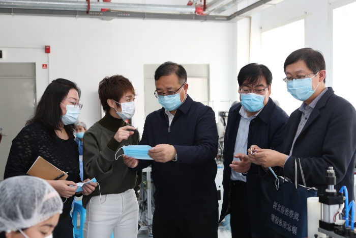 劉洪彬帶隊(duì)檢查調(diào)研醫(yī)療器械生產(chǎn)企業(yè)。（馬少賓攝）