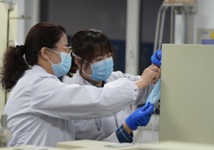 技術人員對口罩等疫情防控用品進行檢驗。
