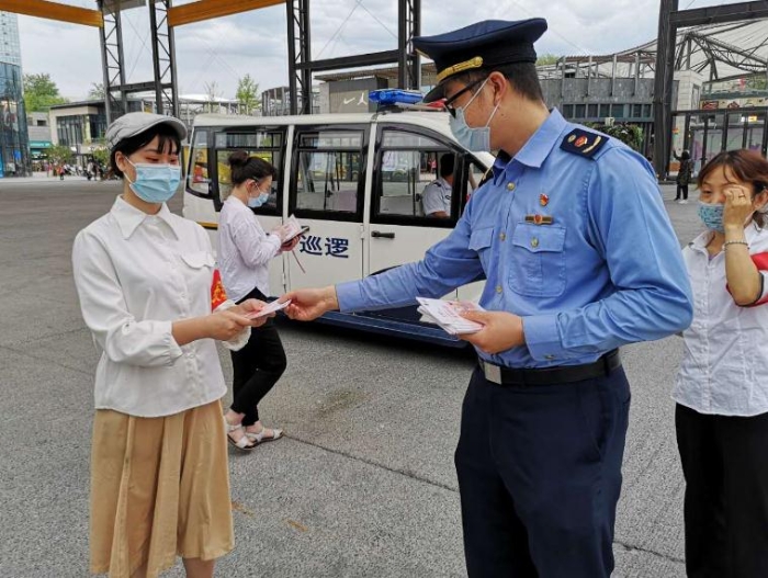 圖為海淀區(qū)市場(chǎng)監(jiān)管局在商業(yè)繁華地區(qū)、社區(qū)等，為化妝品科普宣傳“布局”造勢(shì)。