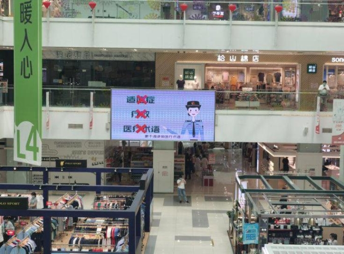 圖為海淀區(qū)市場(chǎng)監(jiān)管局在商業(yè)繁華地區(qū)、社區(qū)等，為化妝品科普宣傳“布局”造勢(shì)。
