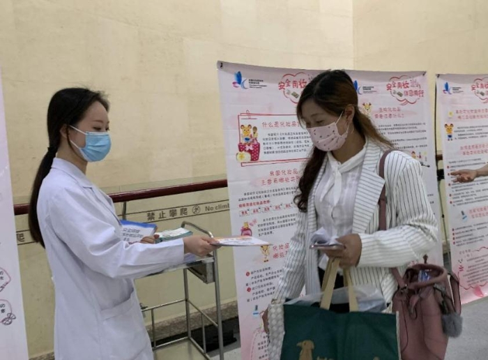 圖為化妝品科普宣傳活動現(xiàn)場.