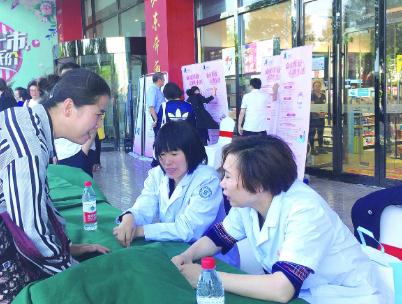 圖為天津市藥監(jiān)局組織專業(yè)人員向群眾講解安全用妝知識(shí)。天津市藥監(jiān)局供圖
