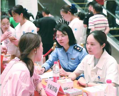 圖為浙江省藥監(jiān)局聯(lián)合醫(yī)療機(jī)構(gòu)向群眾提供安全用妝咨詢。浙江省藥監(jiān)局供圖