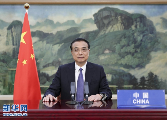 6月4日晚，國(guó)務(wù)院總理李克強(qiáng)在全球疫苗峰會(huì)視頻會(huì)議上發(fā)表致辭。 新華社記者 丁海濤 攝