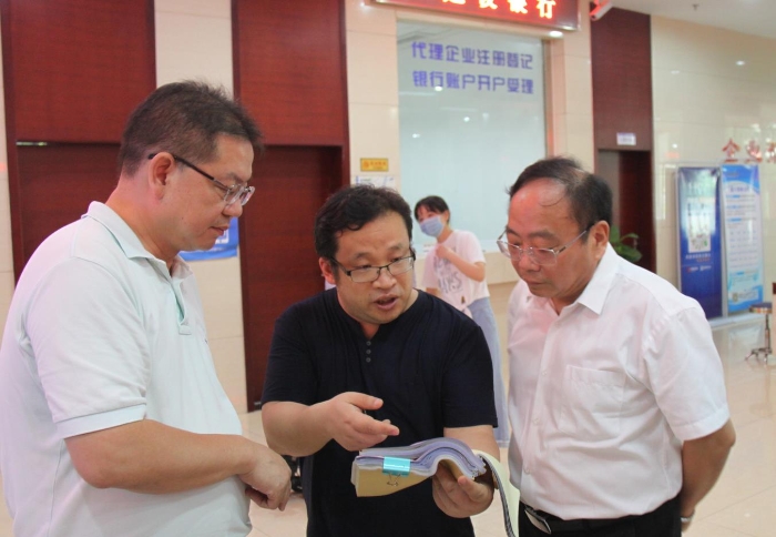 上官新晨（右一）在鷹潭市行政服務(wù)中心詳細(xì)了解鷹潭市局在簡化審批流程、優(yōu)化服務(wù)等方面的工作舉措。