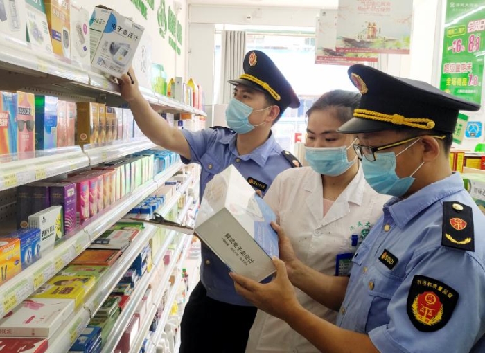 圖為該局執(zhí)法人員正在一鄉(xiāng)鎮(zhèn)藥店內檢查電子血壓計。