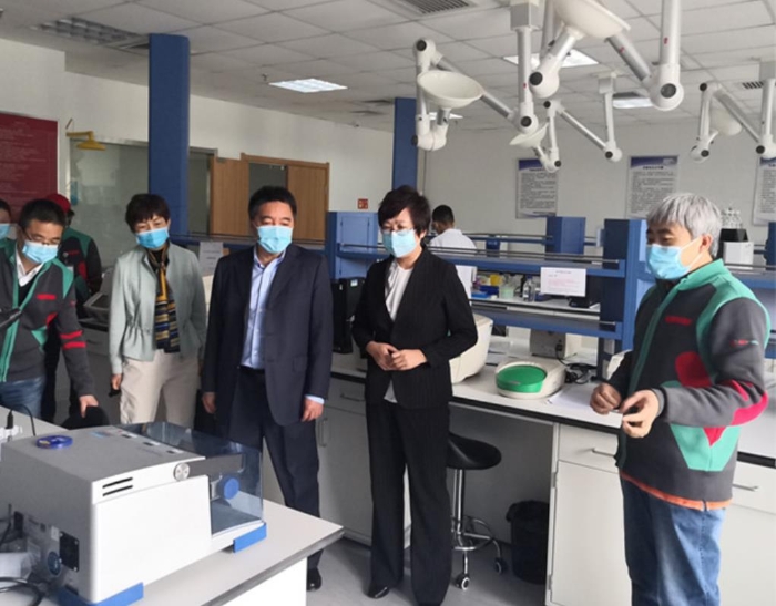圖為吉林省藥監(jiān)局黨組書記、局長劉寶芳（右二）調(diào)研企業(yè)新型冠狀病毒體外診斷產(chǎn)品研發(fā)生產(chǎn)情況。吉林省藥監(jiān)局供圖