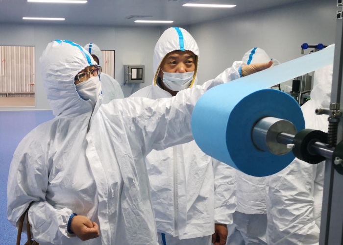 圖為吉林檢查分局監(jiān)管人員檢查口罩熔噴布質(zhì)量安全。吉林省