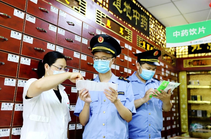 圖為6月16日該局執(zhí)法人員在一家零售藥店檢查中藥飲片質量。