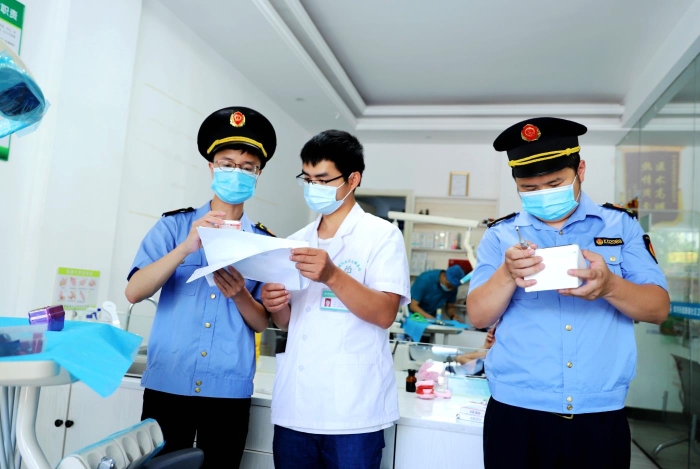 圖為6月17日該局執(zhí)法人員正對(duì)在城南一家口腔診所的藥械進(jìn)行檢查。