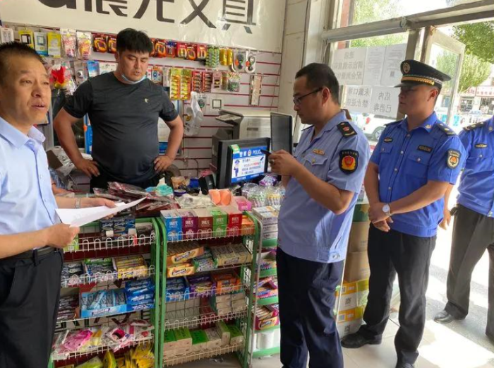 圖為該局執(zhí)法人員在小賣店檢查食品安全。