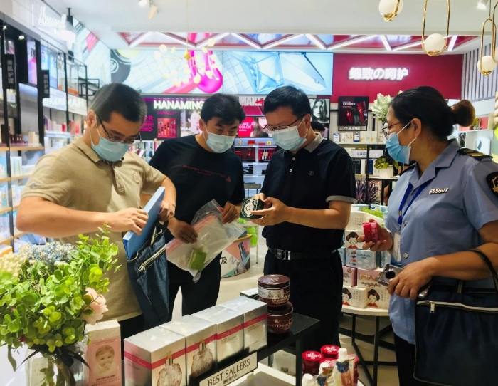新疆維吾爾自治區(qū)藥監(jiān)局對(duì)哈密市化妝品經(jīng)營環(huán)節(jié)開展監(jiān)督檢查