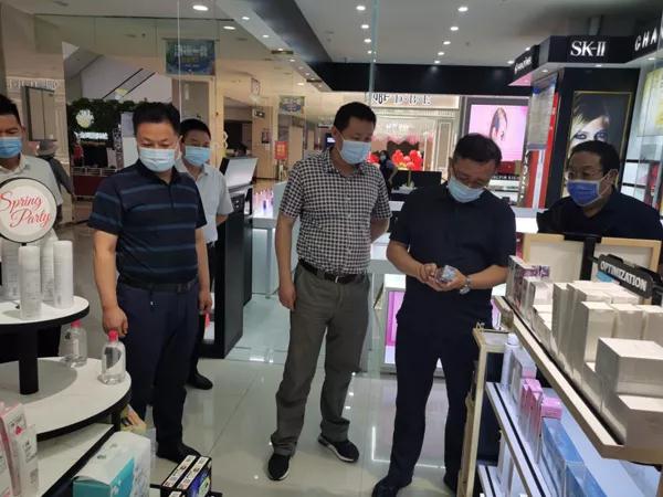 劉洪彬（右二）帶隊在和田地區(qū)檢查化妝品。