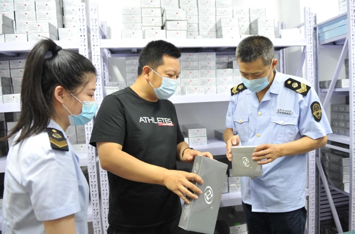 圖為該局工作人員在錦州市同興商貿有限公司檢查醫(yī)療器械產(chǎn)品儲存條件是否符合標簽和說明書的標示要求