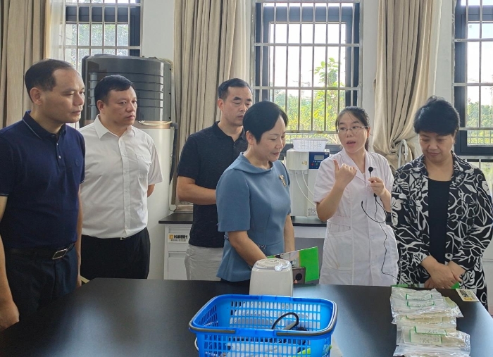 7月13日，永州市副市長(zhǎng)李旦梅（右一）調(diào)研市食品質(zhì)量安全監(jiān)督檢測(cè)檢驗(yàn)中心