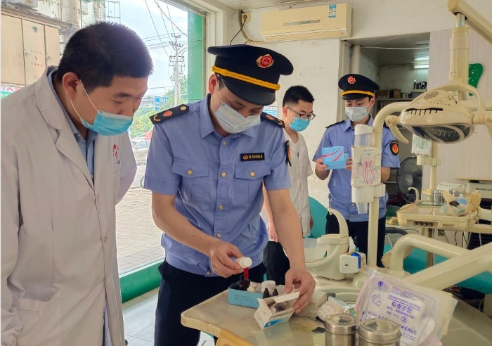 圖為7月15日該局執(zhí)法人員正在一鄉(xiāng)鎮(zhèn)口腔診所檢查藥械。