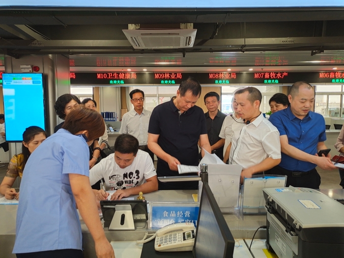 7月20日，省市場監(jiān)管局副局長李沐（中）一行在祁陽縣政務(wù)服務(wù)中心市場監(jiān)管局窗口調(diào)研