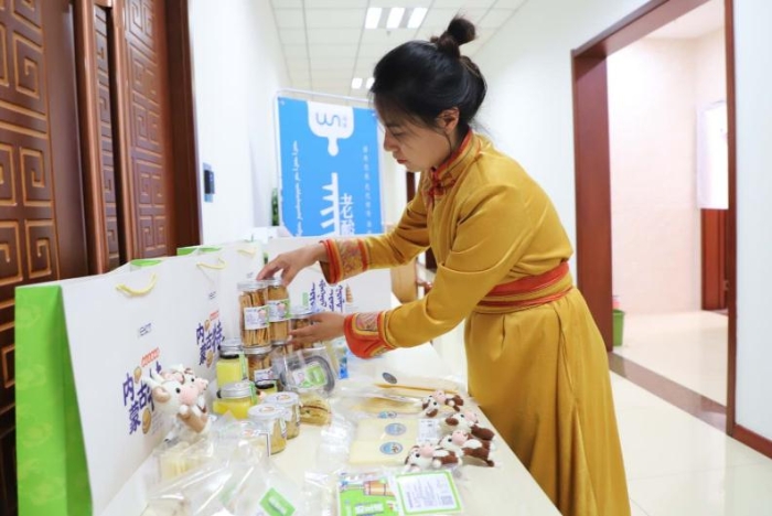 傳統(tǒng)奶制品手工坊代表在發(fā)布會現(xiàn)場設置展臺。中國食品藥品網(wǎng)記者楊燕攝