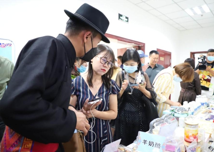 傳統(tǒng)奶制品手工坊代表接受記者采訪。中國食品藥品網(wǎng)記者楊燕攝
