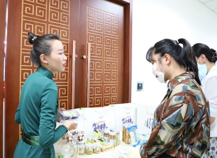 傳統(tǒng)奶制品手工坊代表向參會人員介紹奶制品情況。中國食品藥品網(wǎng)記者楊燕攝