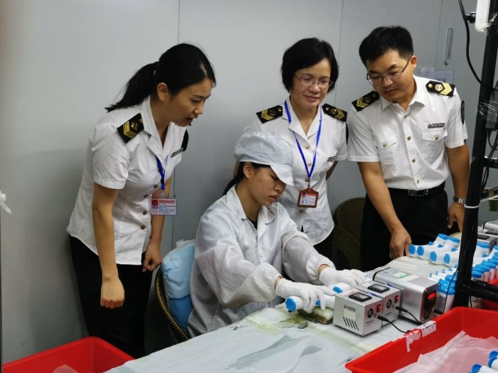 工作人員在檢查紅外體溫計(jì)、口罩生產(chǎn)企業(yè)。