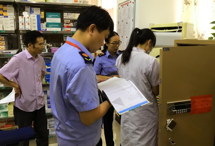 圖為該局執(zhí)法人員在一家醫(yī)院藥房檢查麻醉、精神藥品出入庫(kù)情況。