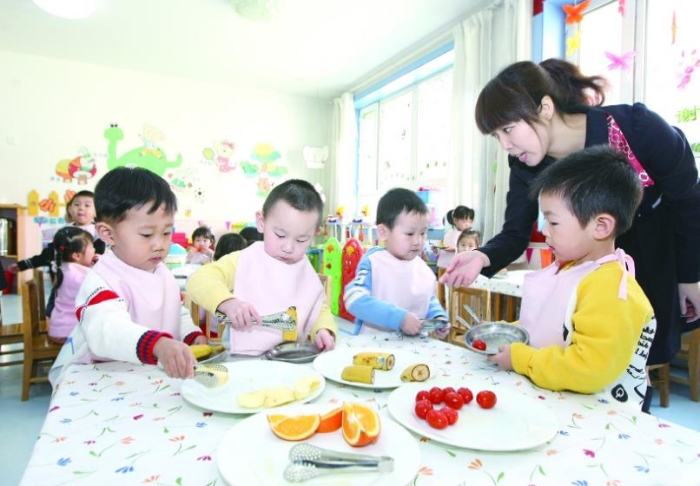 圖為哈爾濱市紅霞幼兒園老師在對(duì)幼兒進(jìn)行食品安全知識(shí)教育。紅霞　攝