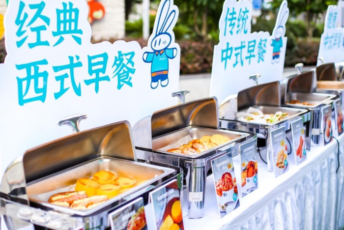 流動早餐車上的早餐品類豐富，涵蓋中式西式各類餐點。新華網 發(fā)
