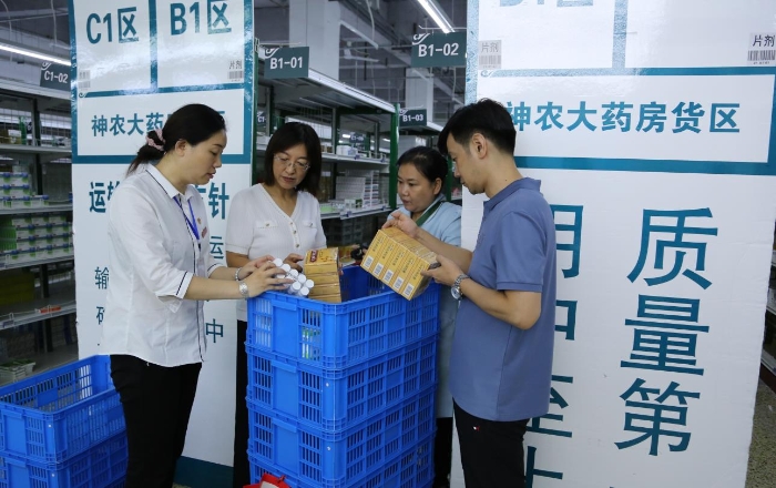 2圖為執(zhí)法人員在四平益邦醫(yī)藥有限公司倉庫檢查藥品儲存情況（葉陽歡攝）。