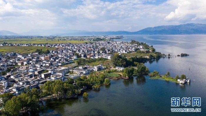 這是9月3日拍攝的云南省大理市古生村村貌與洱海風(fēng)光（無(wú)人機(jī)照片）。新華社記者 胡超 攝