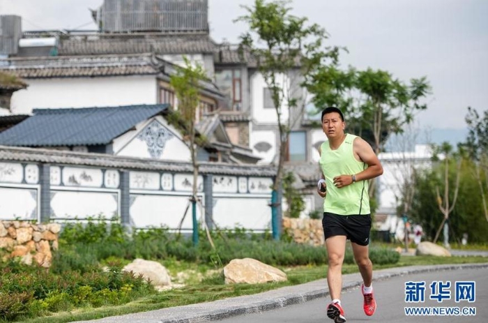 一名男子在大理市環(huán)洱海流域湖濱緩沖帶生態(tài)廊道跑步（9月3日攝）。新華社記者 胡超 攝