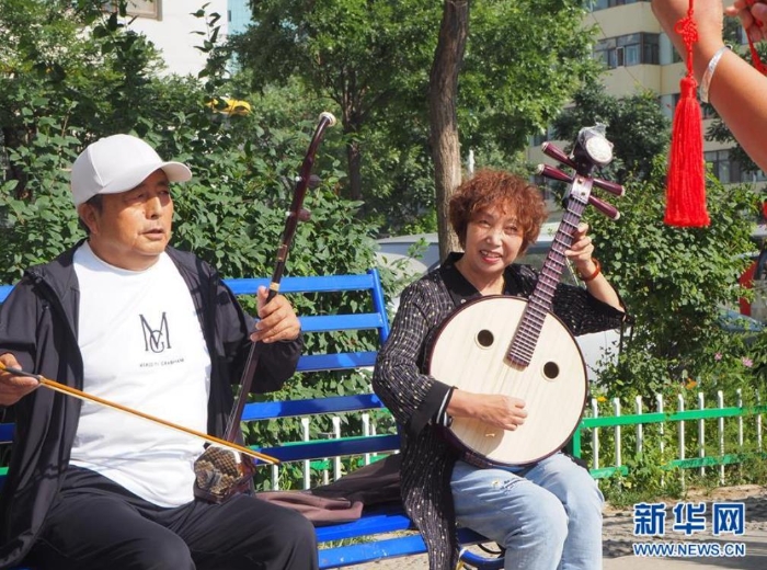 青海省西寧市韻家口鎮(zhèn)中莊村村民在演奏民樂(lè)（8月18日攝）。 新華社記者 白瑪央措 攝
