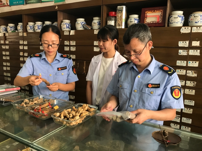 圖為該局執(zhí)法人員在一家藥品零售企業(yè)檢查滋補(bǔ)類(lèi)中藥飲片質(zhì)量