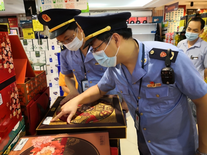 9月19日， 溫嶺市市場監(jiān)管局開展月餅市場專項整治