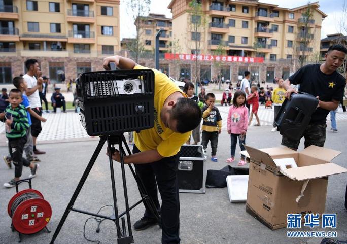 搬下山的人們，住進(jìn)了有彝族傳統(tǒng)建筑風(fēng)格的新社區(qū)，每隔一段時(shí)間就會(huì)有縣里的放映隊(duì)為這里的群眾放露天電影（8月11日攝）。 新華社記者 李賀 攝