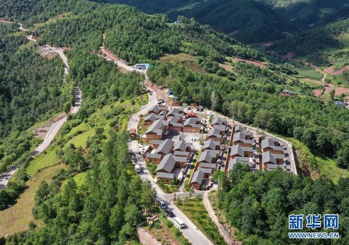 坐落在四川省涼山彝族自治州昭覺(jué)縣三岔河鄉(xiāng)的三河新村定居點(diǎn)房屋錯(cuò)落有致、環(huán)境優(yōu)美（8月10日攝，無(wú)人機(jī)照片）。 新華社記者 李賀 攝