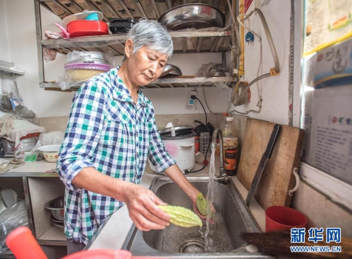 在湖北省?？悼h馬良鎮(zhèn)趙家山村，村民在家中用自來水洗菜（8月27日攝）。新華社記者 肖藝九 攝
