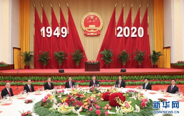 9月30日晚，國務院在北京人民大會堂舉行國慶招待會，熱烈慶祝中華人民共和國成立七十一周年。習近平、李克強、栗戰(zhàn)書、汪洋、王滬寧、趙樂際、韓正、王岐山等黨和國家領導人與中外人士歡聚一堂，共慶共和國華誕。 新華社記者 姚大偉 攝