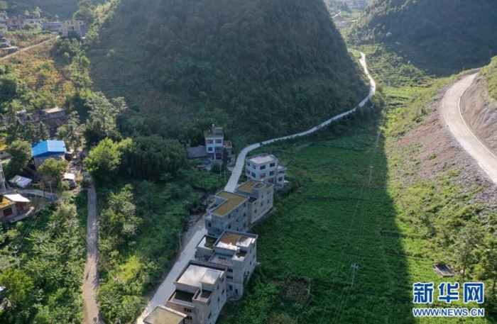 貴州省紫云苗族布依族自治縣大營(yíng)鎮(zhèn)大營(yíng)村不少民居樓頂都用于存蓄雨水（8月25日攝，無(wú)人機(jī)照片）。新華社記者 劉續(xù) 攝