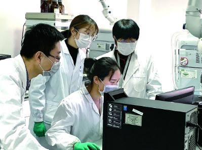 浙江省食品藥品檢驗(yàn)研究院工作人員在探討法維拉韋應(yīng)急檢驗(yàn)細(xì)節(jié)。