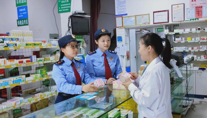 圖為該局執(zhí)法人員正在對(duì)一款滋補(bǔ)類藥品的外包裝標(biāo)識(shí)信息等進(jìn)行核對(duì)檢查。