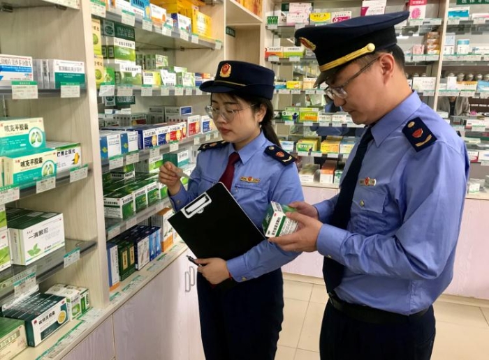 圖為該局執(zhí)法人員在一家藥店檢查藥品儲(chǔ)存條件是否達(dá)標(biāo)。