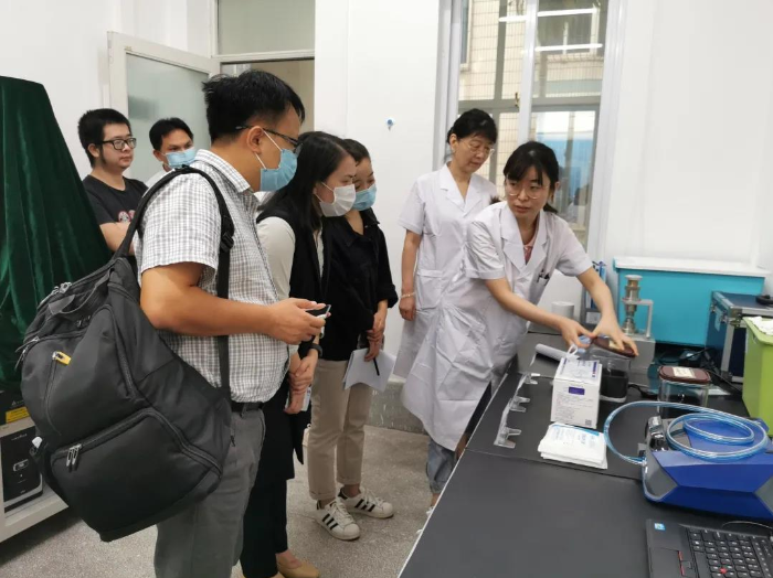 10月20日，海南省藥監(jiān)局開(kāi)展海南省醫(yī)療器械消費(fèi)者科普系列活動(dòng)，組織公眾和媒體代表走進(jìn)醫(yī)療器械生產(chǎn)經(jīng)營(yíng)企業(yè)、檢測(cè)