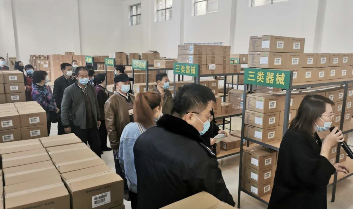 參觀者實地參觀寧夏津朔醫(yī)療用品有限公司庫房.jpg
