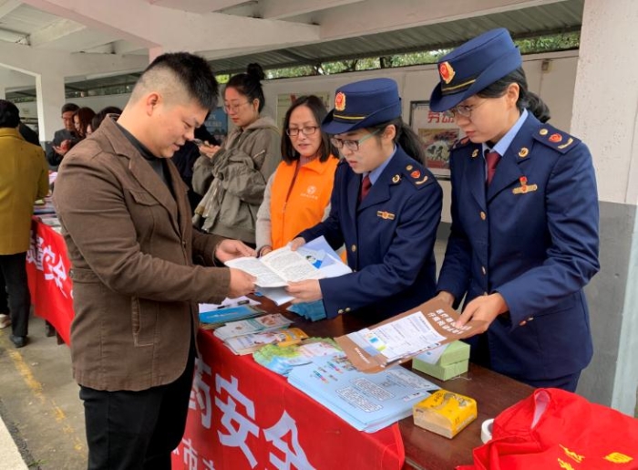 圖為該分局執(zhí)法人員在現(xiàn)場發(fā)放相關(guān)宣傳資料。